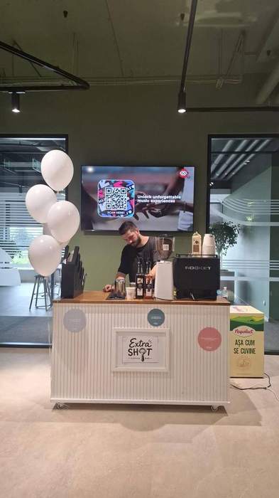 Bar de cafea la un eveniment corporate, într-un birou modern cu baloane albe