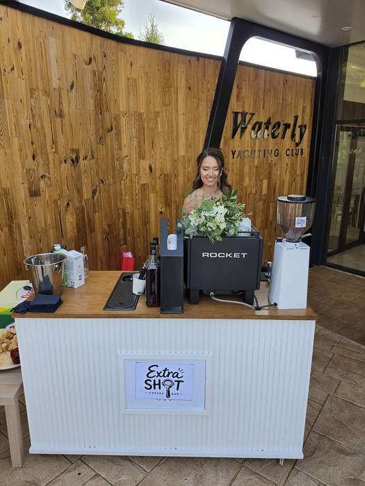 Mireasă zâmbind lângă barul de cafea, la un club de iahting din București